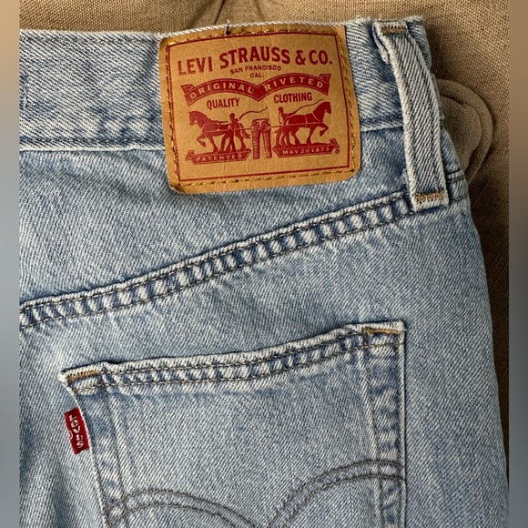 Levi’s women’s High Waisted Straight light wash jeans, size 27 - Picture 3 of 6